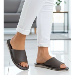 Czarne kapcie damskie Pantofelek24 casual skórzane  - zdjęcie produktu