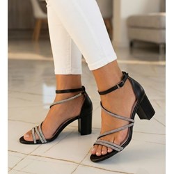 Sandały damskie czarne Pantofelek24 na obcasie z klamrą  - zdjęcie produktu