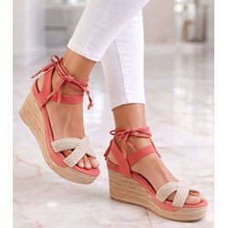 Sandały damskie różowe Pantofelek24 zamszowe z klamrą na koturnie eleganckie letnie  - zdjęcie produktu