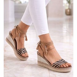 Sandały damskie Pantofelek24 zamszowe eleganckie z klamrą  - zdjęcie produktu