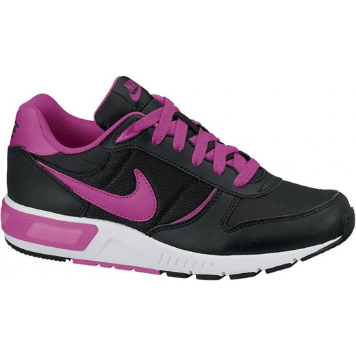 JUNIORSKIE BUTY NIKE NIGHTGAZER GS 705478 001 NIKE P e JUNIOR Kolor 001 Rozmiar 35 5 fioletowy sklepmartes.pl