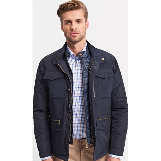 Reserved kurtki męskie Kurtki biker jacket i ramoneski zdobią futrzane kołnierze, a jeansowe katany zastępują sztruksowe kurtki. Popularna parka, idealna na jesienne deszcze, zyskuje bardziej klasyczną i elegancką formę.