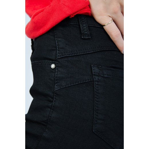 Czarne przylegające spodnie typu push up Olika L olika.com.pl promocja