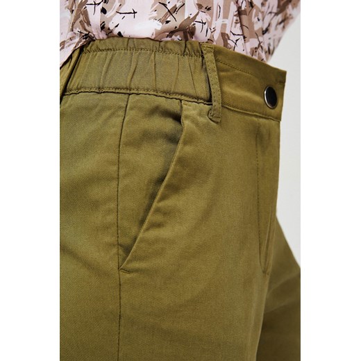 Spodnie chinos z lyocellem oliwkowe ze sklepu Moodo.pl w kategorii Spodnie damskie - zdjęcie 103547201