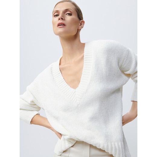 Sweter damski Reserved biały z dekoltem w serek 