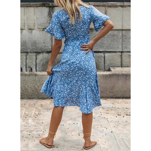 Sukienka Sandbella mini niebieska na lato dopasowana w groszki z krótkim rękawem 