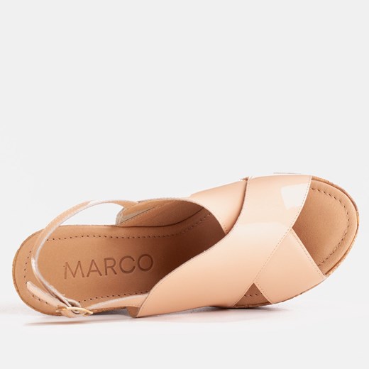 Sandały z beżowego lakieru na koturnie Marco Shoes 38 Marco Shoes promocyjna cena