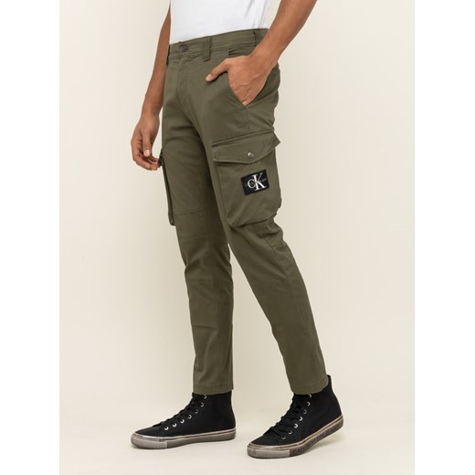 Calvin Klein Jeans Spodnie materiałowe J30J314147 Zielony Regular Fit 36_34 promocyjna cena MODIVO