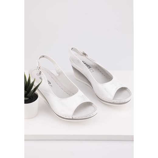 Białe sandały damskie Yourshoes eleganckie z klamrą 