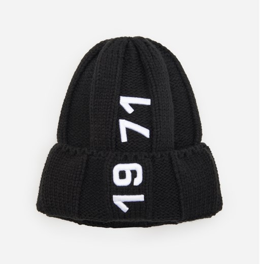 Reserved - Ciepła prążkowana czapka z podwiniętym brzegiem i haftem - Czarny Reserved ONE SIZE wyprzedaż Reserved