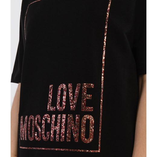 Sukienka Love Moschino czarna na wiosnę z okrągłym dekoltem mini prosta casual 