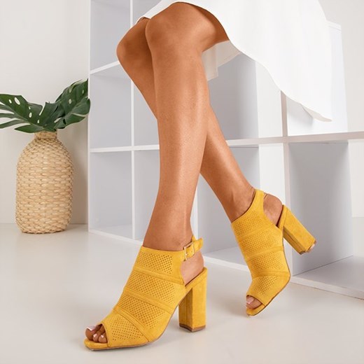 Żółte sandały na słupku z ażurową cholewką Amberlu - Obuwie Royalfashion.pl 37 royalfashion.pl