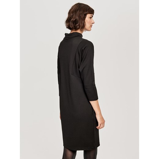 Sukienka Opus czarna z długimi rękawami mini na jesień prosta 