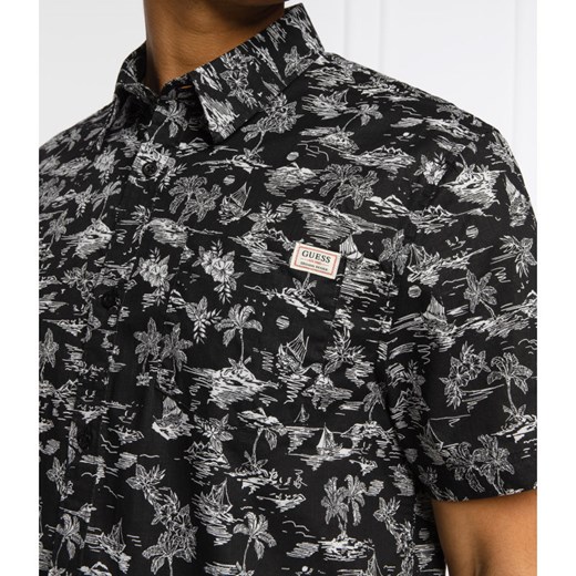 Koszula męska Guess na wiosnę w abstrakcyjnym wzorze z klasycznym kołnierzykiem 