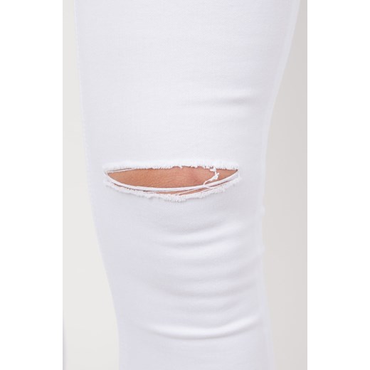 Białe dopasowane spodnie z rozcięciami na kolanach Olika L olika.com.pl