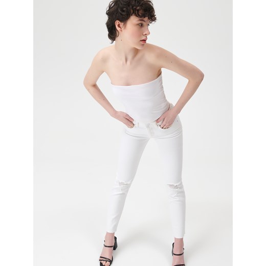 Sinsay - Spodnie jeansowe z przetarciami - Biały Sinsay 32 Sinsay