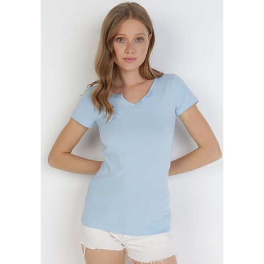Jasnoniebieski T-shirt Thonilacia ze sklepu Born2be Odzież w kategorii Bluzki damskie - zdjęcie 111929060