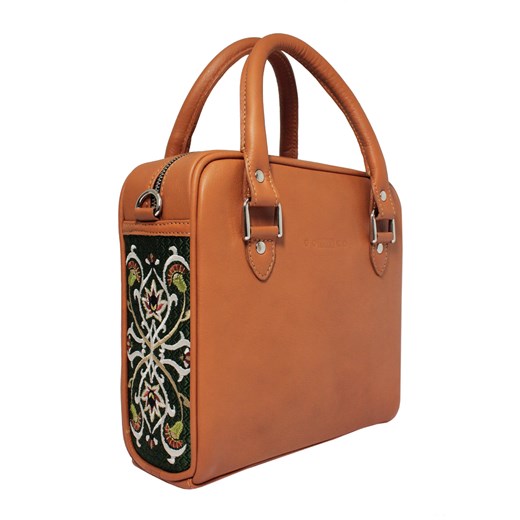 Skórzana torebka z haftowanymi bokami i odpinanym paskiem FANCY goshico-com brazowy abstrakcyjne wzory