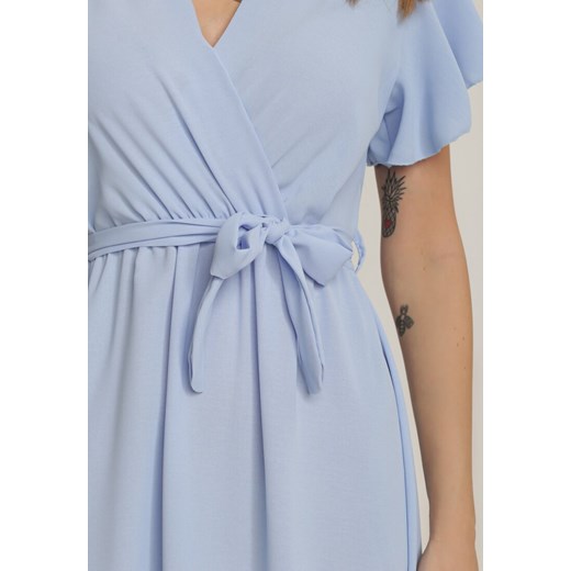 Sukienka Renee z dekoltem v asymetryczna niebieska z krótkimi rękawami midi wiosenna 