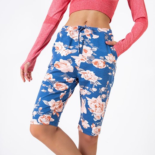 Niebieskie damskie krótkie spodenki w kwiaty PLUS SIZE - Odzież Royalfashion.pl 4XL-48 royalfashion.pl