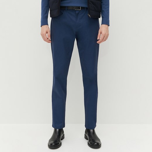 Reserved - Bawełniane spodnie regular fit z paskiem - Niebieski Reserved 30 okazyjna cena Reserved