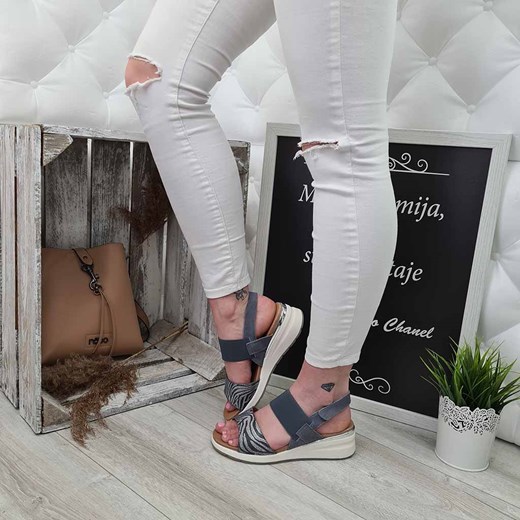 Stylowe Szare Sandały Caprice Na Koturnie Caprice 9-28306-26/849 Jeans Metalic Caprice Arturo-obuwie