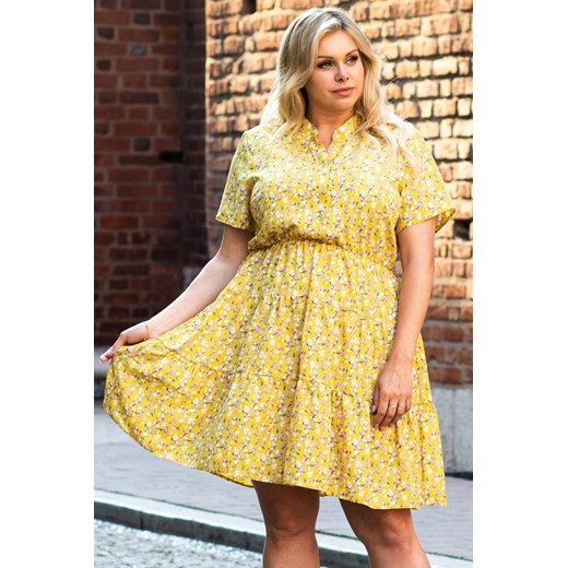 Sukienka rozkloszowana z falbanek ze stójką ALEKSANDRA letnia żółta w kolorowe kwiatki Plus Size karko.pl