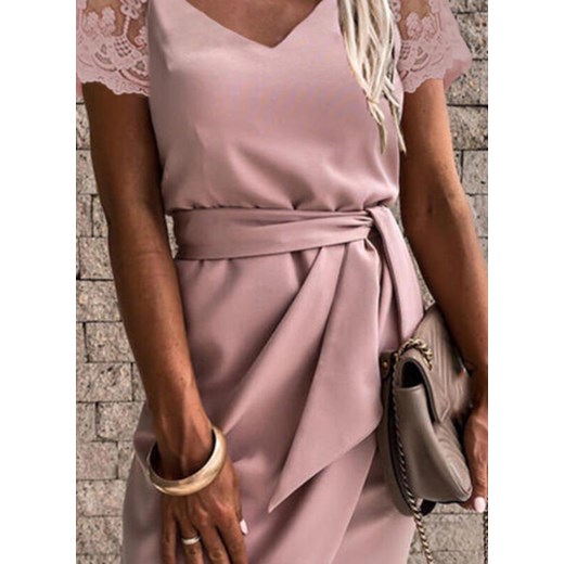 Sukienka krótka mini ołówkowa asymetryczna wiązana w pasie warstwy zakładki dekolt v krótki szeroki przezroczysty rękaw koronka elegancka wesele wieczorowa różowy (S) Cikelly XL Cikelly