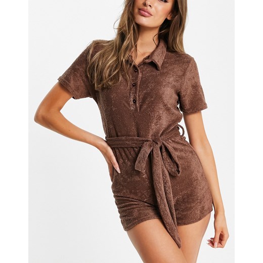 Missguided – Brązowy krótki kombinezon z kołnierzem z frotte Missguided 34 Asos Poland
