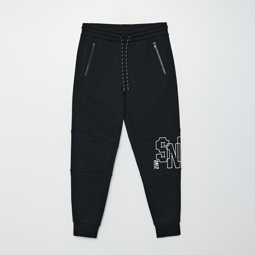 Cropp - Joggery z nadrukiem - Czarny Cropp XS promocja Cropp