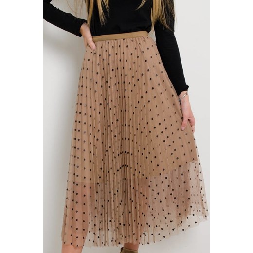 BRĄZOWA PLISOWANA SPÓDNICA MIDI Z TIULU W CZARNE KROPKI Olika uniwersalny olika.com.pl