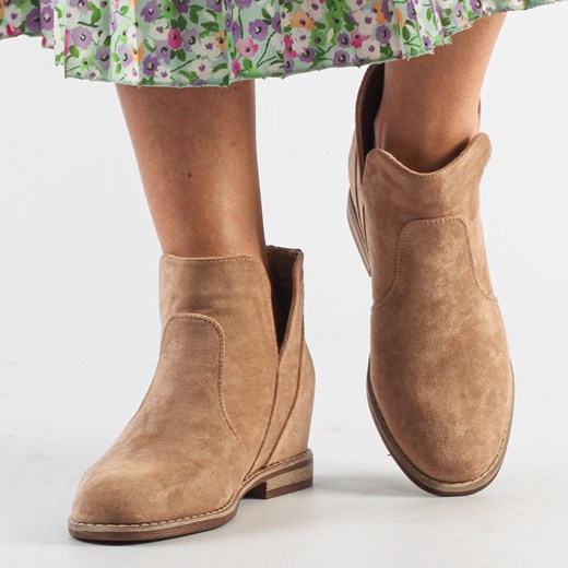 Botki beżowe Suzana.pl casual na koturnie z zamkiem z zamszu 