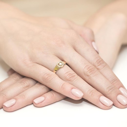 Biały pierścionek Irbis.style ze złota 