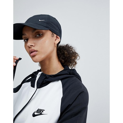Nike – Heritage – Czarna czapka z daszkiem z logo Swoosh-Wielokolorowy Nike No Size Asos Poland