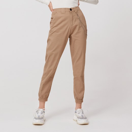 Cropp - Joggery high waist z łańcuchem - Beżowy Cropp 38 promocja Cropp