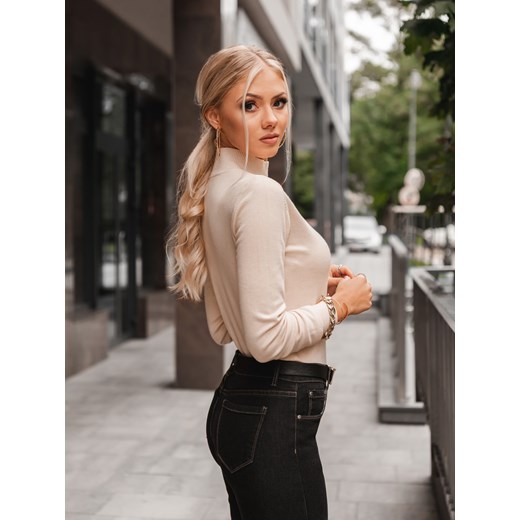 Beżowy sweter damski Edoti.com z golfem 