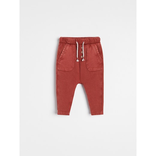 Reserved - Bawełniane spodnie z kieszeniami - Czerwony Reserved 92 okazja Reserved