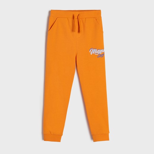 Sinsay - Spodnie dresowe z nadrukiem - Pomarańczowy Sinsay 140 Sinsay