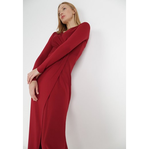 Sukienka czerwona Born2be z długim rękawem maxi z dekoltem w serek kopertowa 
