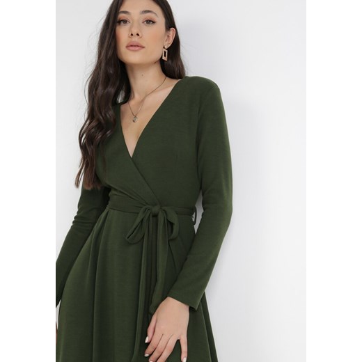 Sukienka Born2be elegancka maxi zielona dzianinowa z dekoltem w serek kopertowa z długimi rękawami 