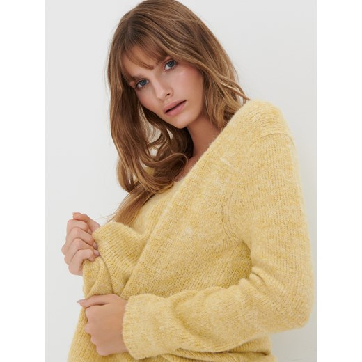 Sweter damski żółty Sinsay z dekoltem v 