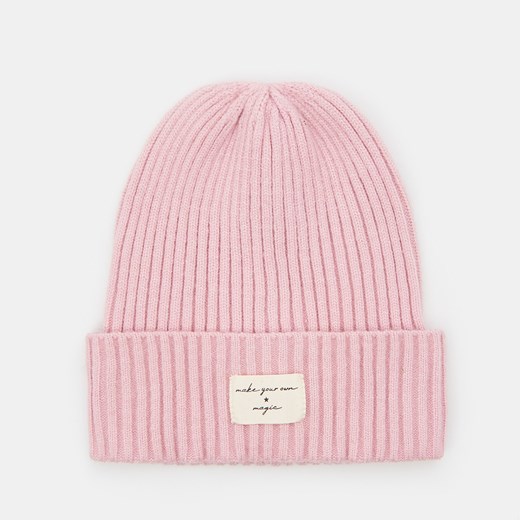 Sinsay - Czapka beanie z naszywką - Różowy Sinsay Jeden rozmiar Sinsay