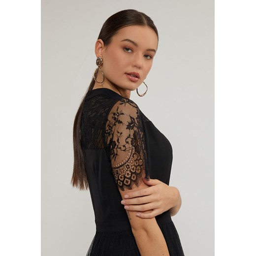 MONNARI sukienka czarna elegancka z koronką z krótkim rękawem
