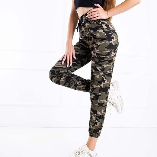 Ciemnozielone damskie spodnie dresowe we wzór moro - Odzież Royalfashion.pl XL/XXL - 43 royalfashion.pl