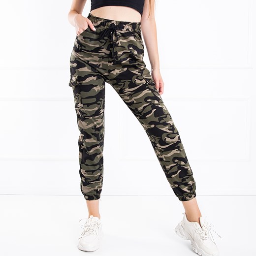 Ciemnozielone damskie spodnie dresowe we wzór moro - Odzież Royalfashion.pl S/M - 37 royalfashion.pl