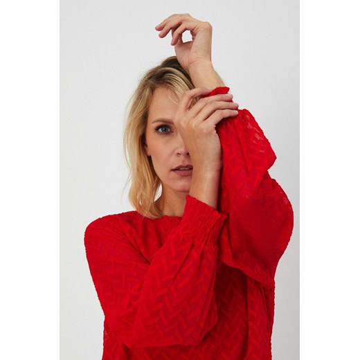 Czerwona bluzka damska Moodo.pl na jesień z okrągłym dekoltem z długimi rękawami 