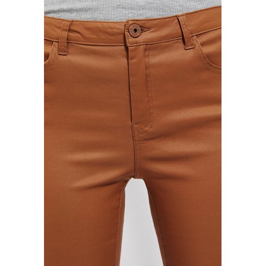Woskowane spodnie o dopasowanym kroju karmelowe ze sklepu Moodo.pl w kategorii Spodnie damskie - zdjęcie 126160054