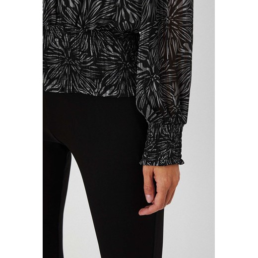 Koszula w roślinny wzór z bufiastymi rękawami czarna ze sklepu Moodo.pl w kategorii Bluzki damskie - zdjęcie 126239234