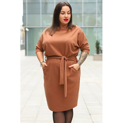 Sukienka sweterkowa dzianinowa ciepła kimono JOTA karmel Plus Size karko.pl
