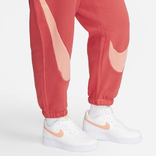 Damskie joggery z dzianiny Nike Sportswear Swoosh (duże rozmiary) - Czerwony Nike 3X Nike poland
